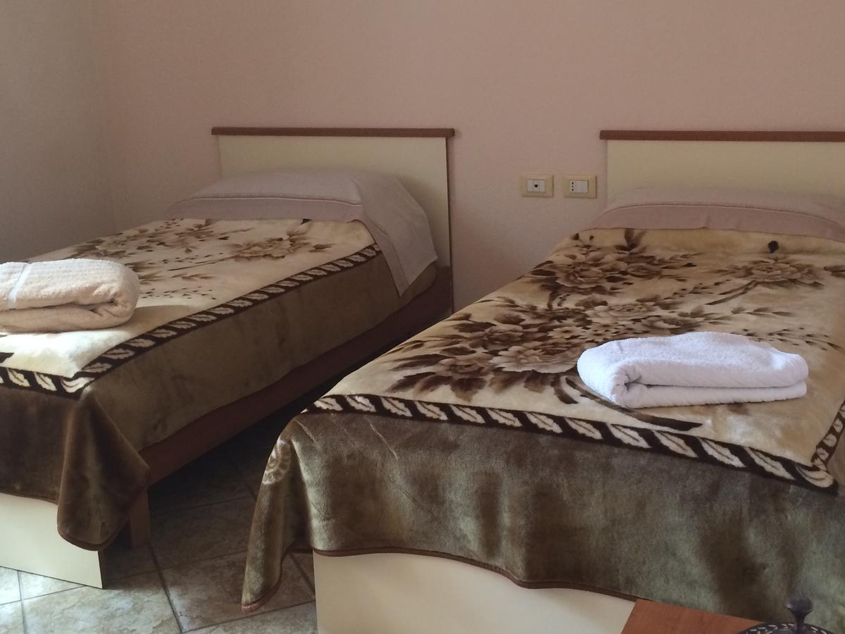 Friends House Bed and Breakfast Tirana Eksteriør billede